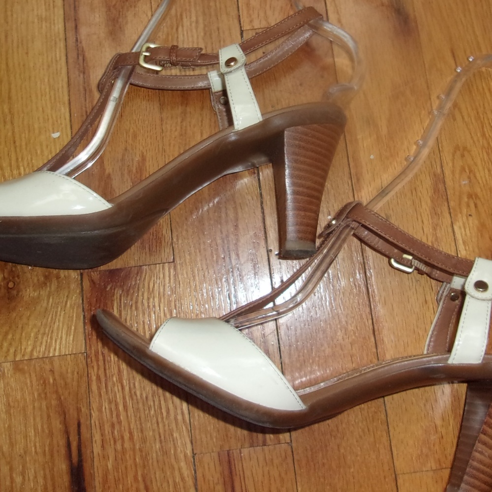 *SALE*    Tahari White Patent Leather T-Strap Peep